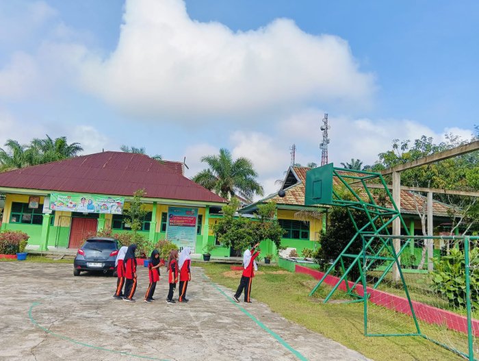 Semangat Menyala Siswa Kelas 7A di Jam Pertama Belajar Olahraga Semangat Menyala Siswa Kelas 7A di Jam Pertama Belajar Olahraga