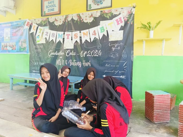 Kreatif dan Antusias! Siswi 8B Ciptakan Pot Hewan Jerapah dari Botol Bekas di Kelas Prakarya