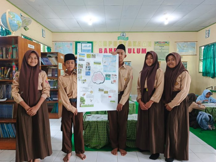 Siswa Belajar Kreatif Melalui Pembuatan Poster Olahraga Bola Kecil