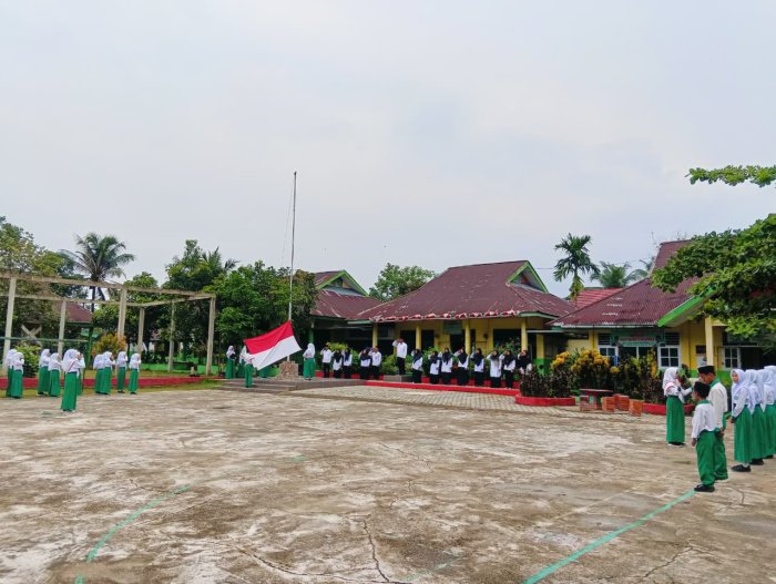 Upacara Bendera di MTsN 4 Batang Hari: Cegah Kenakalan Remaja, Masa Depan Anda Ada di Tangan Anda Sendiri