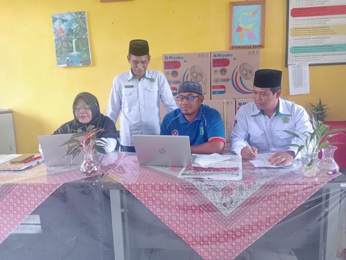 TIM ZI MTsN 4 Batanghari Mendapat Pendampingan Langsung dari Kepala Madrasah dalam Pemantapan Input Bukti Dukung