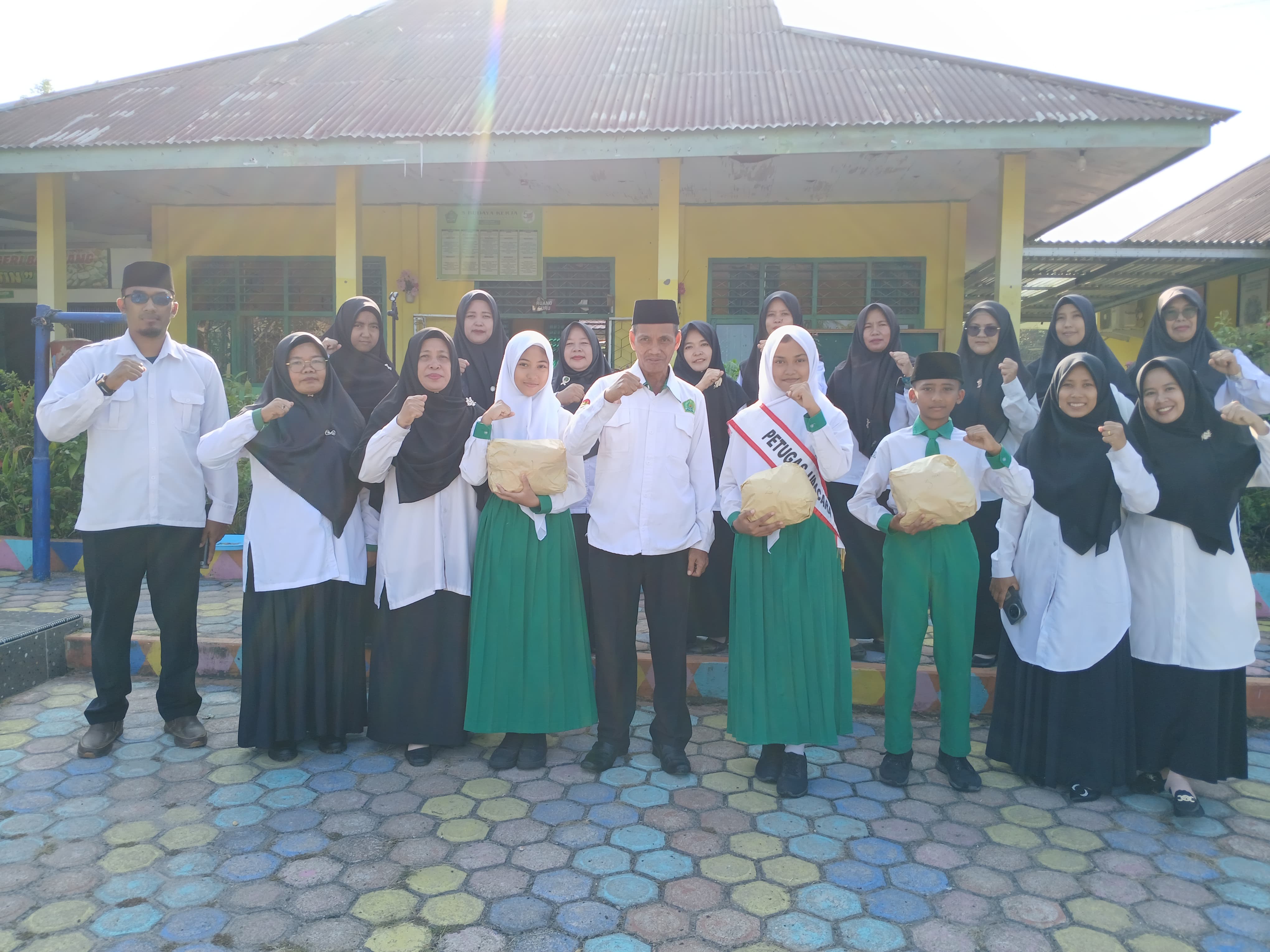 Tim kelas 9a Raih juara 1 Senam Pramuka Dalam Kegiatan Hari Anak Nasional Di MTSN 4 Batanghari