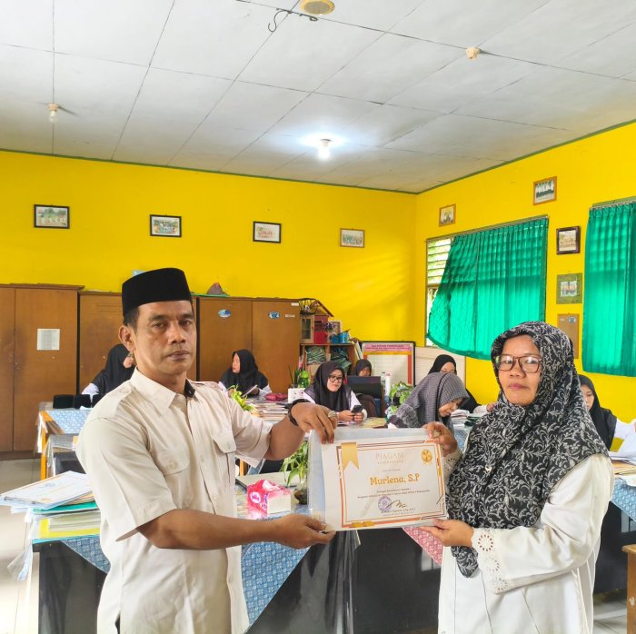 MTsN 4 Batang Hari Berikan Piagam Penghargaan kepada Murlena, S.P., sebagai Kontributor Terbaik 1 Program SARISATA