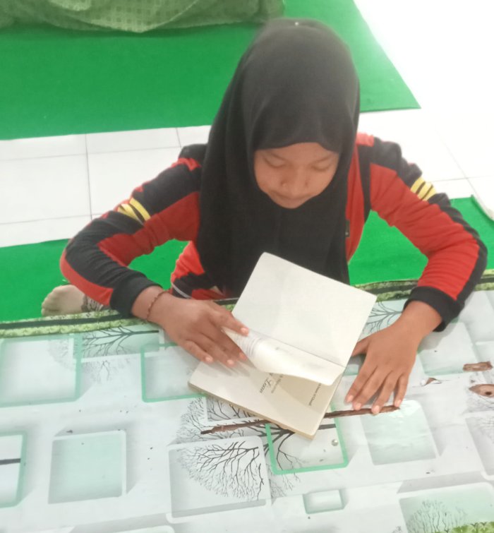 Siswa MTSN 4 Batang Hari Tekuni Literasi di Perpustakaan Bahrul Ulum