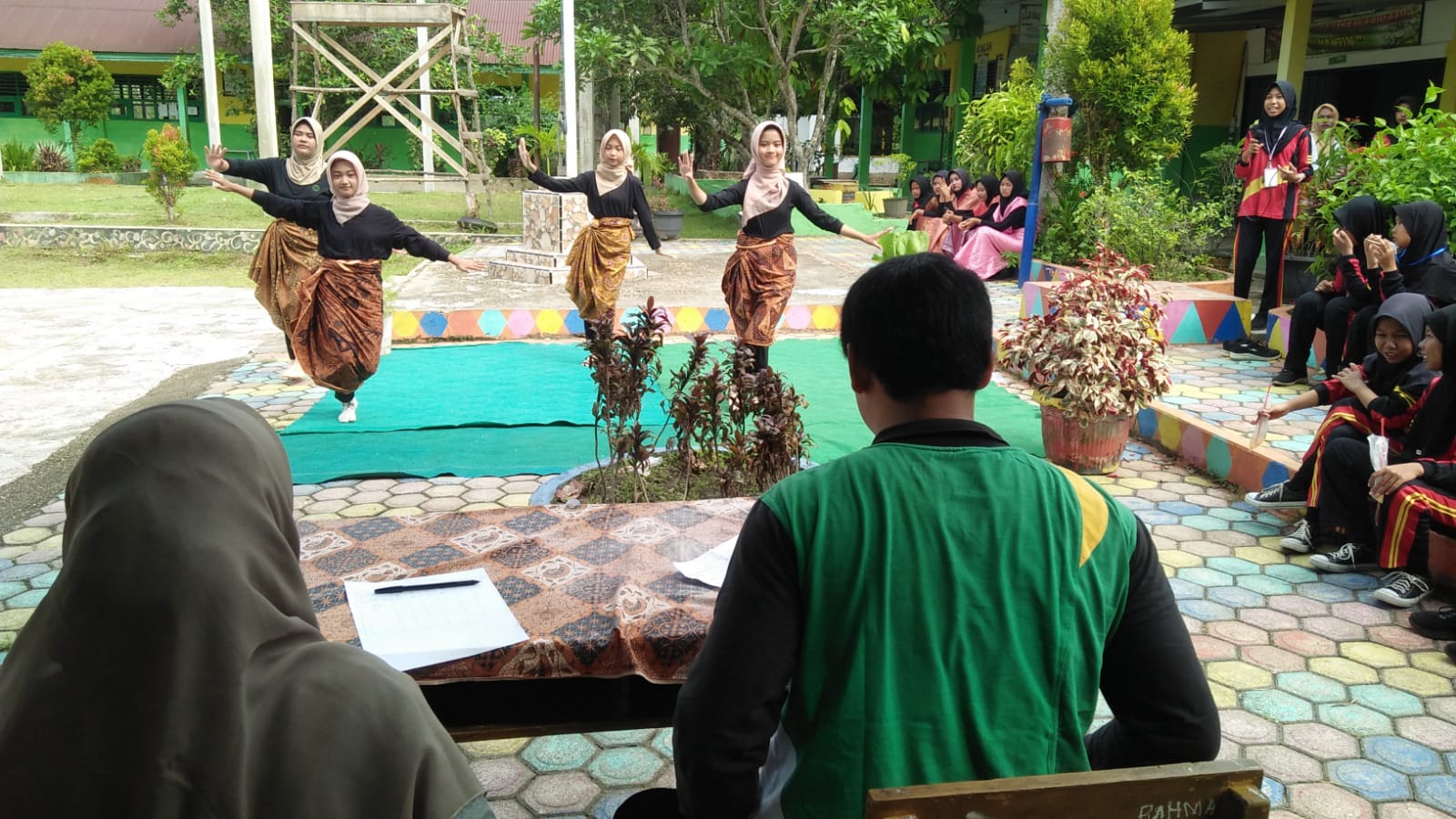 SENI TARI SARANA PENGUATAN KARAKTER MANDIRI DAN KREATIF 