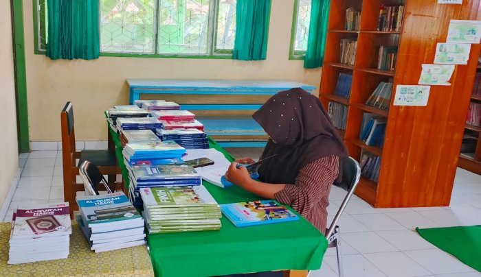 Tertibkan Koleksi, Tingkatkan Layanan Perpustakaan Bahrul Ulum MTsN 4 Batanghari Laksanakan Pelabelan dan Stempel Buku