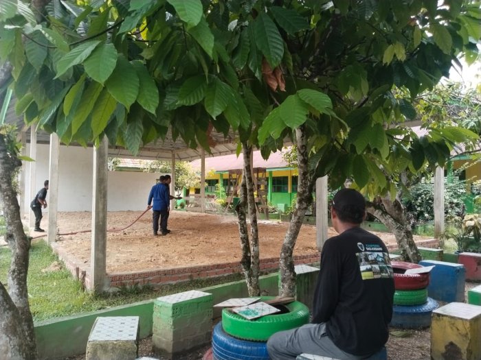 Ketua Komite MTSN 4 Batanghari Tinjau Langsung Pemadatan Tanah Timbunan di Pendopo