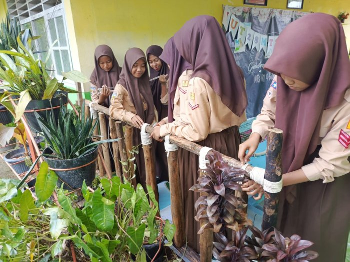 Siswa MTsN 4 Batang Hari Manfaatkan Keterampilan Tali Temali Pramuka untuk Menata Ruang MBG di Area Terbuka Siswa MTsN 4 Batang Hari Manfaatkan Keterampilan Tali Temali Pramuka untuk Menata Ruang MBG di Area Terbuka