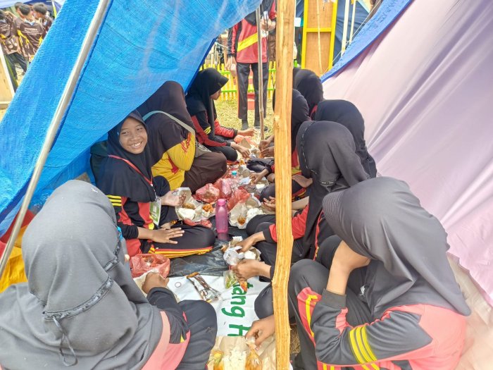 Kekompakan Regu Tulip Gudep 04.116 Terpancar Saat Makan Siang Bersama di Tenda Perkemahan