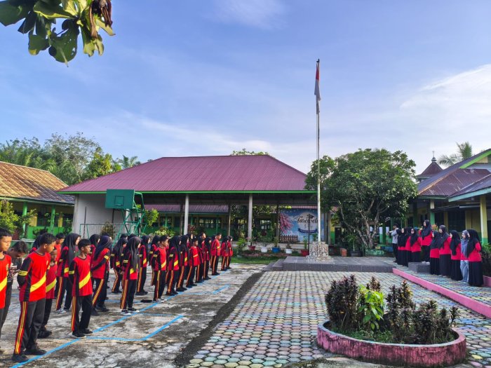 Wakil Kepala Bidang Kesiswaan MTsN 4 Batanghari membuka kegiatan Class Meeting Wakil Kepala Bidang Kesiswaan MTsN 4 Batanghari membuka kegiatan Class Meeting