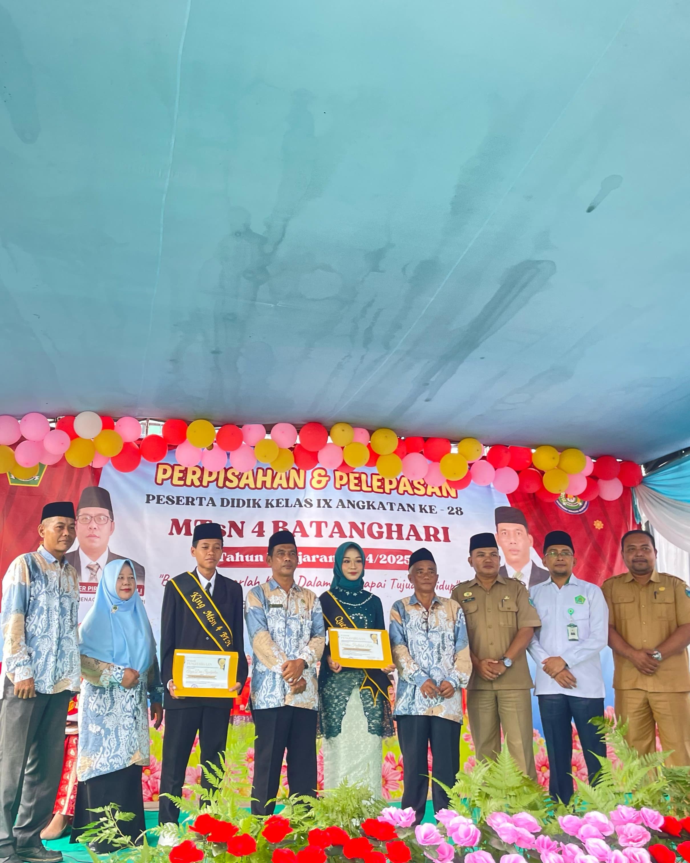 Pengumuman King dan Queen MTsN 4 Batanghari Meriahkan Acara Perpisahan Kelas 9 Tahun Pelajaran 2024/2025 Pengumuman King dan Queen MTsN 4 Batanghari Meriahkan Acara Perpisahan Kelas 9 Tahun Pelajaran 2024/2025