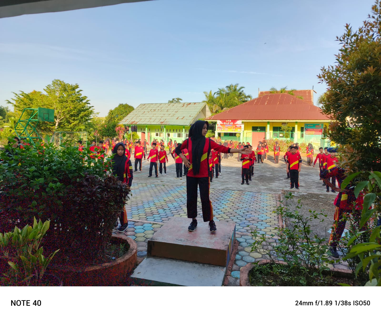 Semangat Sabtu Pagi: Siswa MTsN 4 Batanghari Gembirakan Tubuh dengan Senam