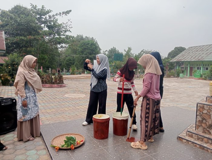 Tim Tari Kreasi MTsN 4 Batanghari Antusias Persiapkan Properti
