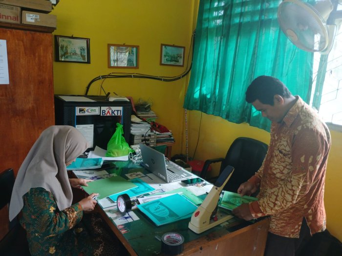 Program AP MUJARAB: MTsN 4 Batang Hari Siapkan Puluhan Buku Amsilati untuk Siswa