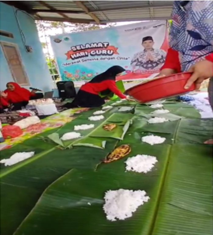 Lesehan Daun pisang dengan menu biasa menciptakan rasa Luar Biasa Lesehan Daun pisang dengan menu biasa menciptakan rasa Luar Biasa