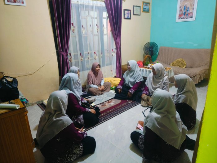 Tenaga Pendidik MTsN 4 Batanghari Jenguk Rekan Sejawat yang Sakit, Wujudkan Kepedulian dan Kekeluargaan