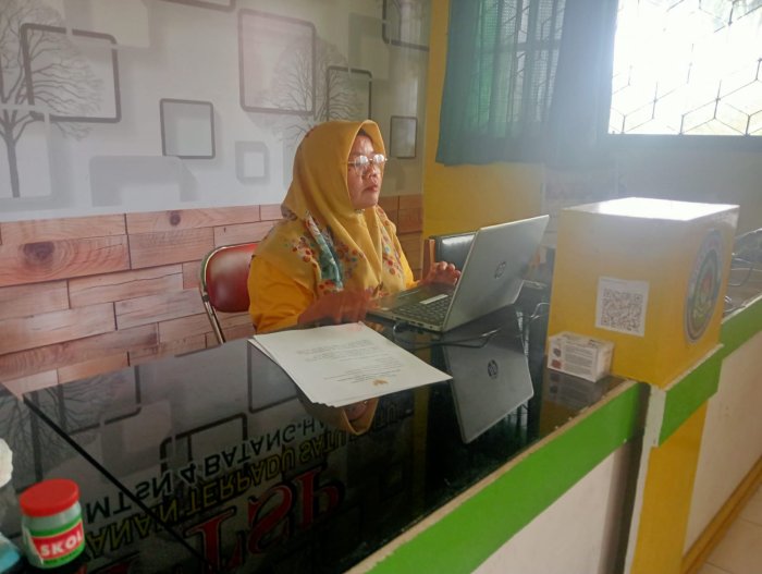 Wakasis MTsN 4 Batanghari Persiapkan Teks Amanat dan Doa untuk Upacara Memperingati Hari Pahlawan