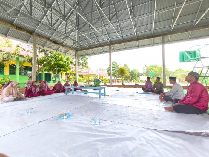 Rapat Akhir Jam Kerja Digelar Outdoor, Suasana Keakraban Terjalin