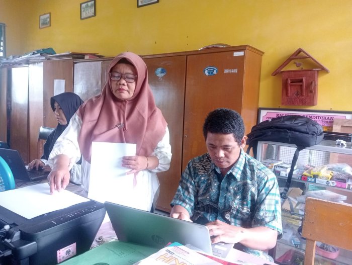 Wakasis Menyiapkan Dokumen Untuk Persiapan Kedisiplinan dan Pembinaan Siswa