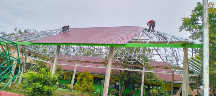 Atap Aula MTsN 4 Batang Hari Mulai Terpasang, Cuaca Bersahabat Percepat Pekerjaan Atap Aula MTsN 4 Batang Hari Mulai Terpasang, Cuaca Bersahabat Percepat Pekerjaan