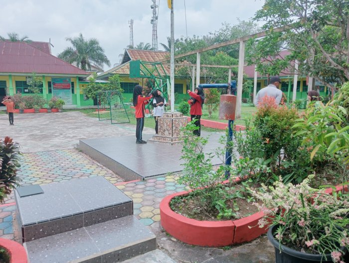 Siswa Kelas 7b Mantapkan Latihan untuk Tugas Upacara Bendera Hari Senin