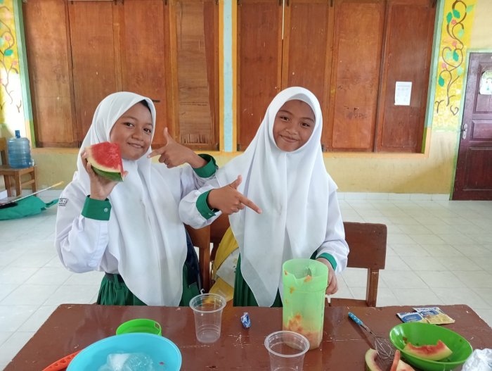 Segar dan Kreatif Siswa Kelas 7A MTsN 4 Batanghari Unjuk Aksi Lewat Video Membuat Jus Semangka