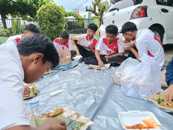 Tim Voli Putra MTsN 4 Batanghari Rehat Sejenak, Nikmati Makan Siang Bersama