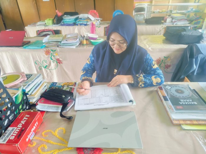 Guru Piket Laksanakan Tugas dengan Disiplin di MTsN 4 Batang Hari