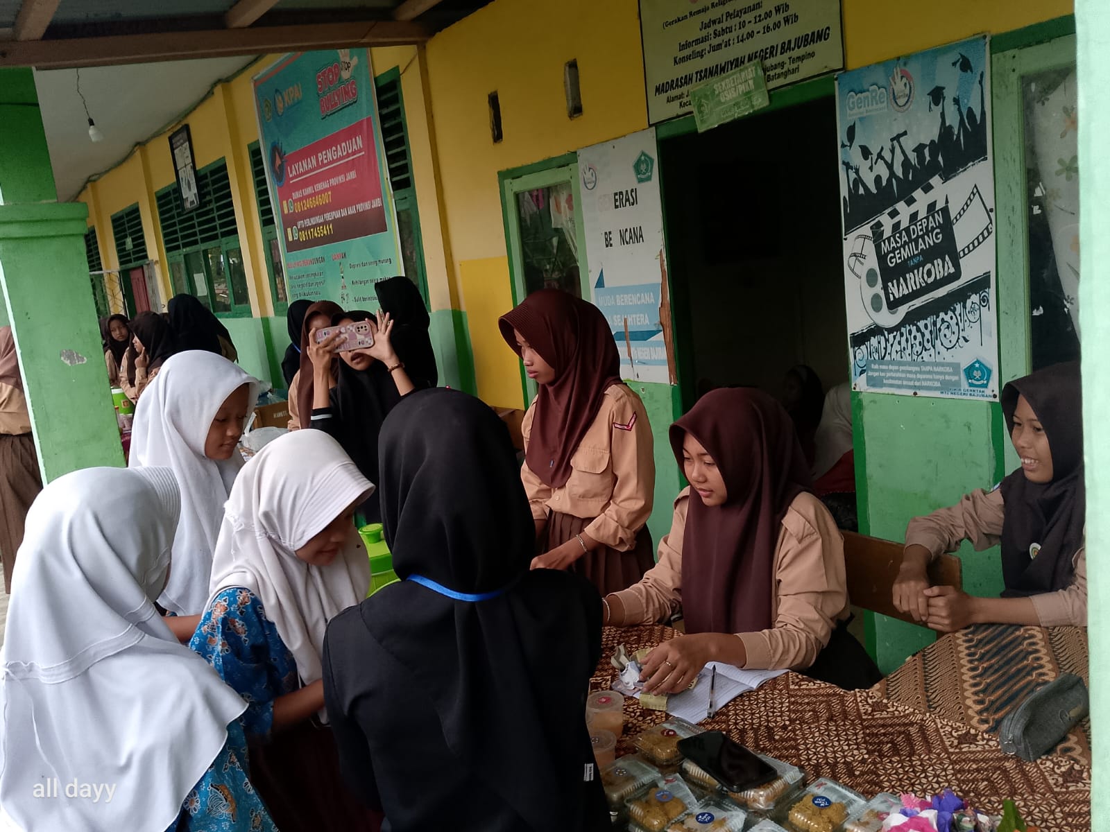 Bazar Kewirausahaan Meriahkan HUT MTsN 4 Batanghari ke-28