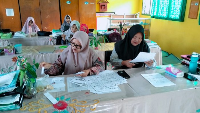 Jelang UM 2025/2026, Panitia MTsN 4 Batang Hari Siapkan Kartu Ujian