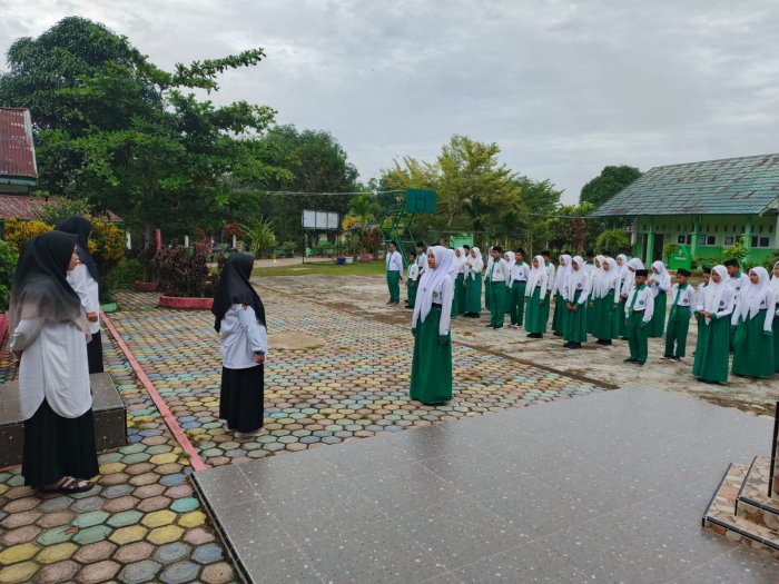 Apel Pagi Jadi Momentum Menanamkan Disiplin dan Kerapian peserta didik