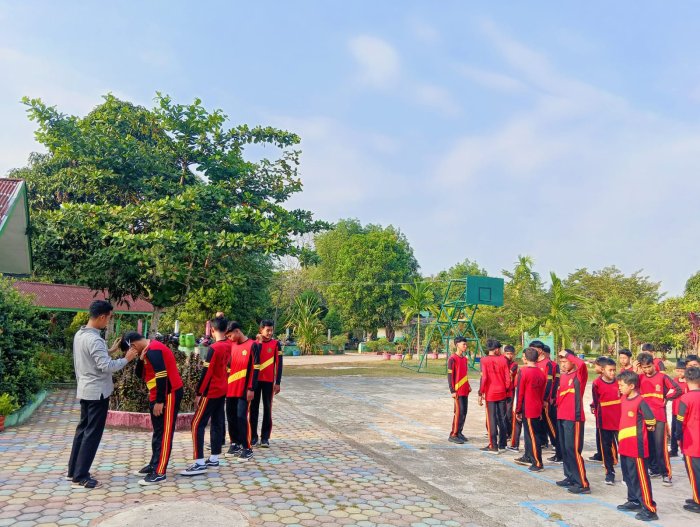 Komitmen Tegakkan Tata Tertib, MTsN 4 Batang Hari Laksanakan Razia Rambut Panjang Secara Humanis