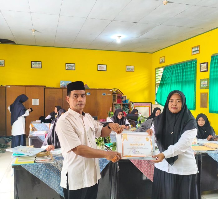 MTsN 4 Batang Hari Apresiasi Hartatik, S.Pd.I., atas Kontribusi dalam Program SARISATA MTsN 4 Batang Hari Apresiasi Hartatik, S.Pd.I., atas Kontribusi dalam Program SARISATA