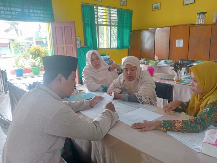 Persiapan H-1 HUT ke-29 MTsN 4 Batanghari, Tim Juri Tahfidz Gelar Rapat Final Penilaian