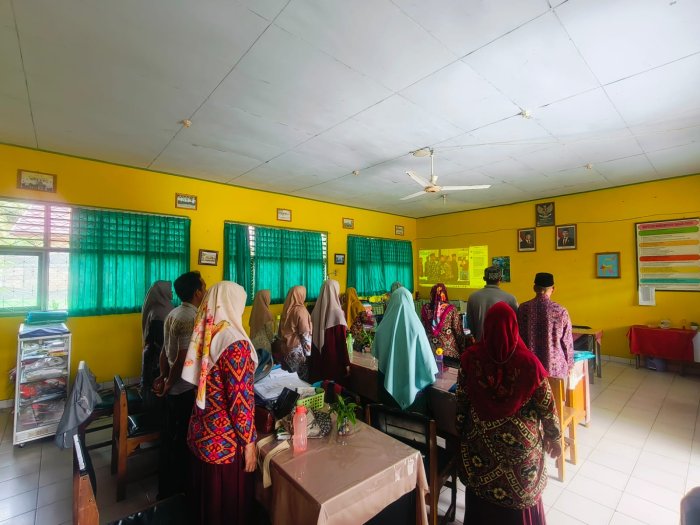 Seluruh GTK MTsN 4 Batang Hari Ikuti Zoom Kick Off dan Talk Show Hari Guru Nasional 2025