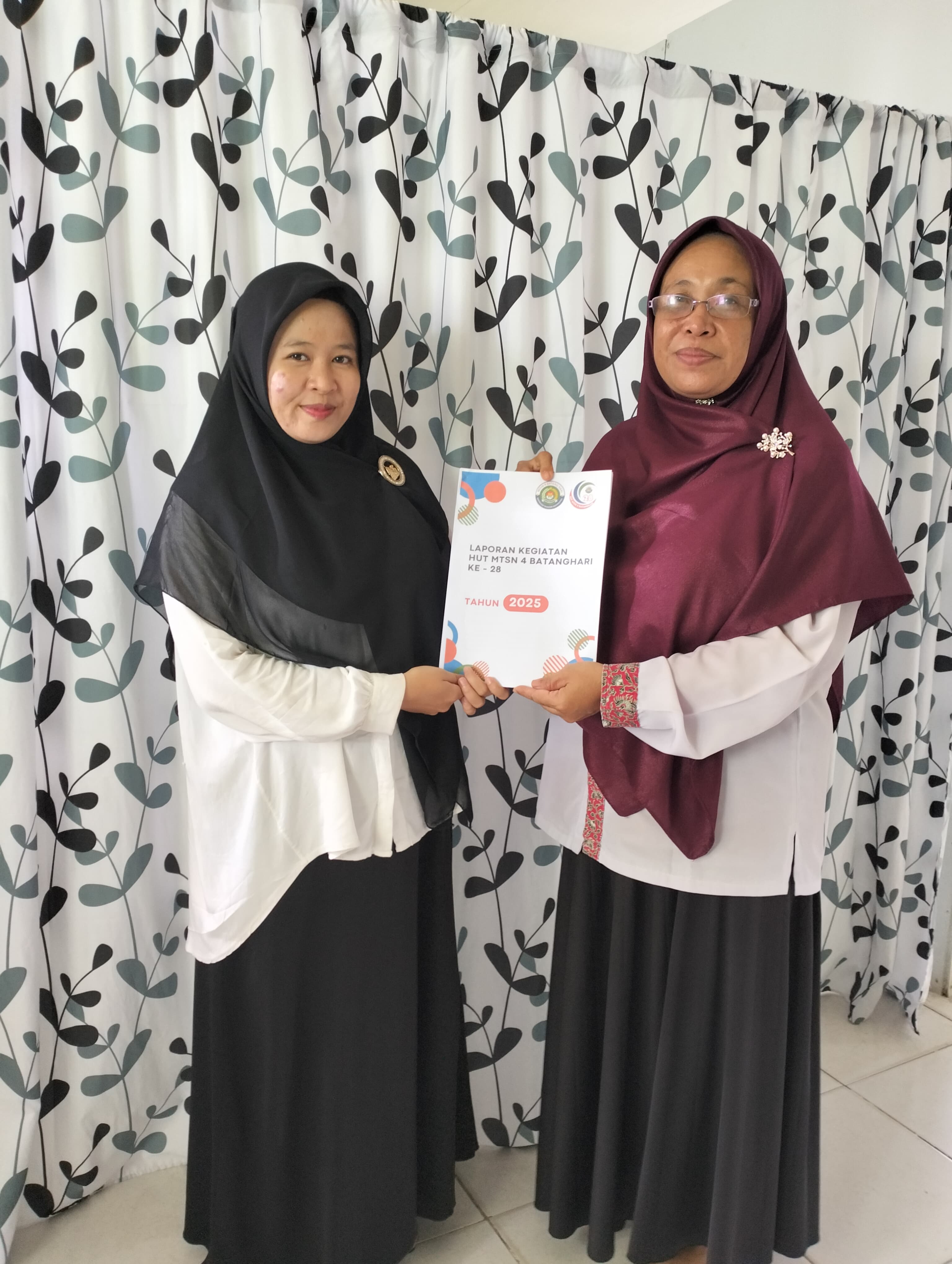 Pembina OSIS Serahkan Laporan Kegiatan HUT MTsN 4 Batanghari kepada Wakil Kepala Bidang Kesiswaan