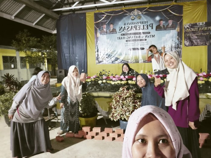 Semangat dan Kekompakan Ibu-Ibu GTK MTSN 4 Batanghari Demi Suksesnya Pelepasan Kelas IX TP 2025–2026