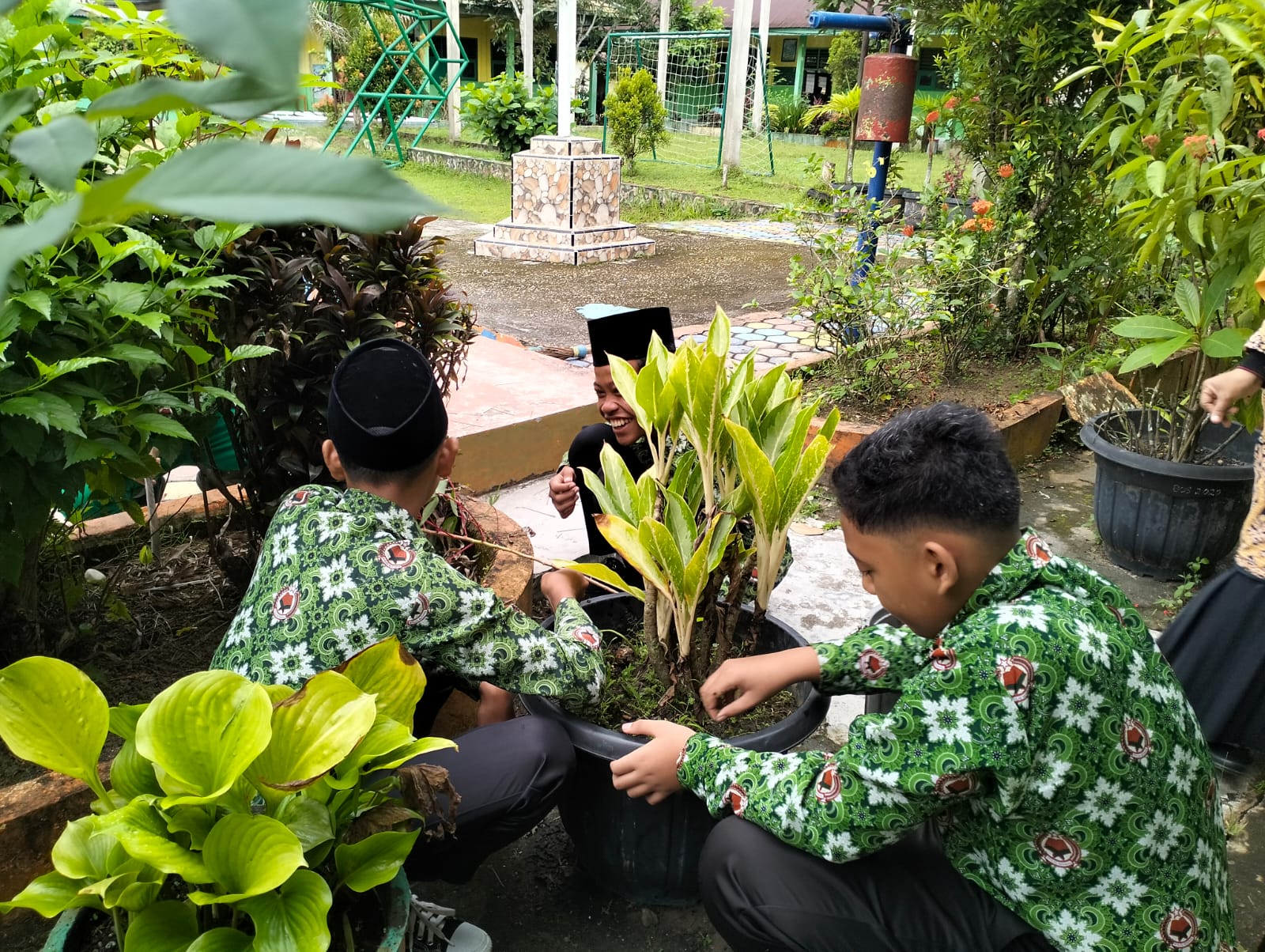 Gotong Royong Warnai Hari Pertama Masuk Madrasah di MTsN 4 Batanghari Pasca Libur Idul Fitri Gotong Royong Warnai Hari Pertama Masuk Madrasah di MTsN 4 Batanghari Pasca Libur Idul Fitri