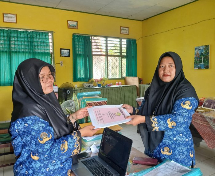 Penyerahan Dokumen PKKM: Ibu Hartatik, S.Pd.I Serahkan Dokumen Buku Satu - Usaha Pengembangan Madrasah