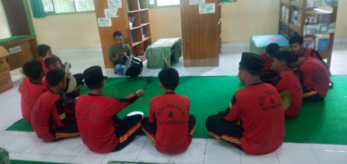 Kegiatan Latihan Hadroh Ashabun Nada MTsN 4 Batang Hari Alami Peningkatan Signifikan Kegiatan Latihan Hadroh Ashabun Nada MTsN 4 Batang Hari Alami Peningkatan Signifikan