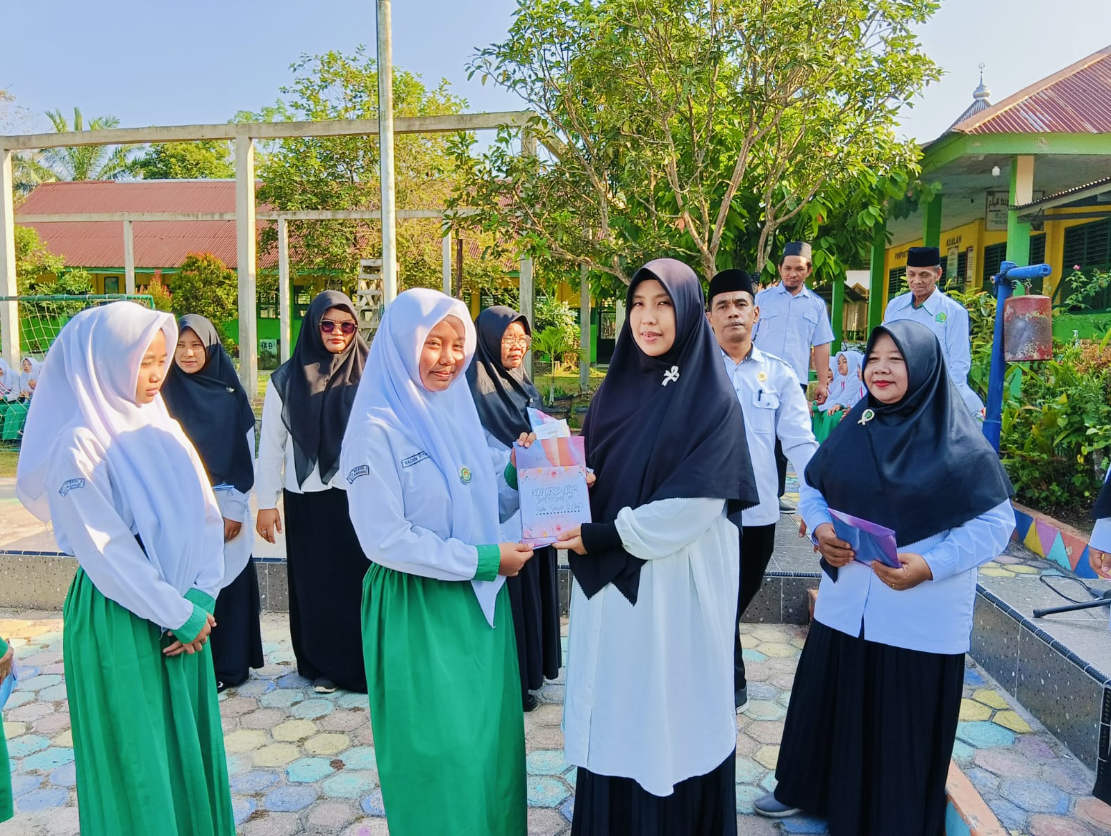 KEBAHAGIAAN NADIN SEBAGAI PEMENANG KONTRIBUTOR BERITA TERBAIK 2 MTSN 4 BATANGHARI