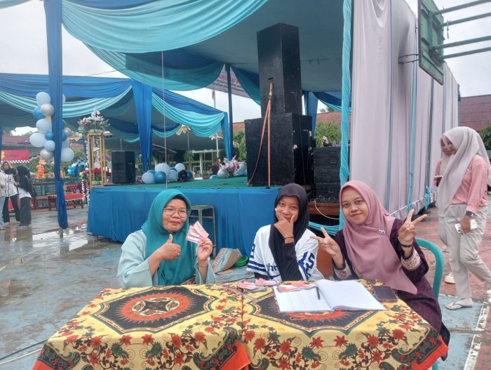 Wakasis Melakukan Penukaran Kupon di Bazar SMAN 5 Batanghari Wakasis Melakukan Penukaran Kupon di Bazar SMAN 5 Batanghari