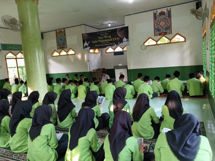 Jumat Berkah di MTsN 4 Batang Hari, Siswa Kelas VIII B Pimpin Pembacaan Surah Yasin Jumat Berkah di MTsN 4 Batang Hari, Siswa Kelas VIII B Pimpin Pembacaan Surah Yasin