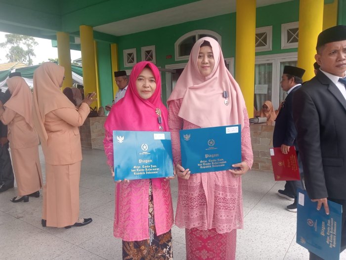 GTK MTsN 4 Batanghari Terima Penghargaan Satya Lencana GTK MTsN 4 Batanghari Terima Penghargaan Satya Lencana