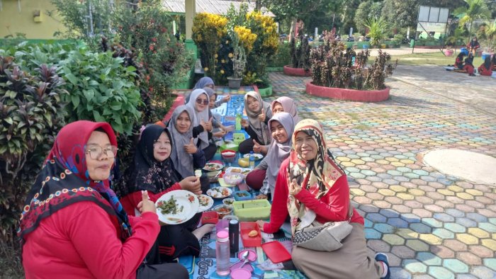 Santai Sejenak, Eratkan Ikatan: Momen Kebersamaan Guru MTsN 4 Batang Hari Kudapan bersama Seusai Senam