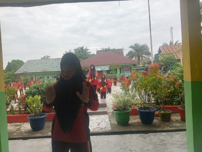 Aulia Siswi Kelas 7B Semangat Memimpin Senam Anak Indonesia Hebat
