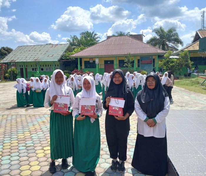 Apresiasi Literasi Digital, MTsN 4 Batang Hari Berikan Hadiah Pembaca Web Madrasah Teraktif