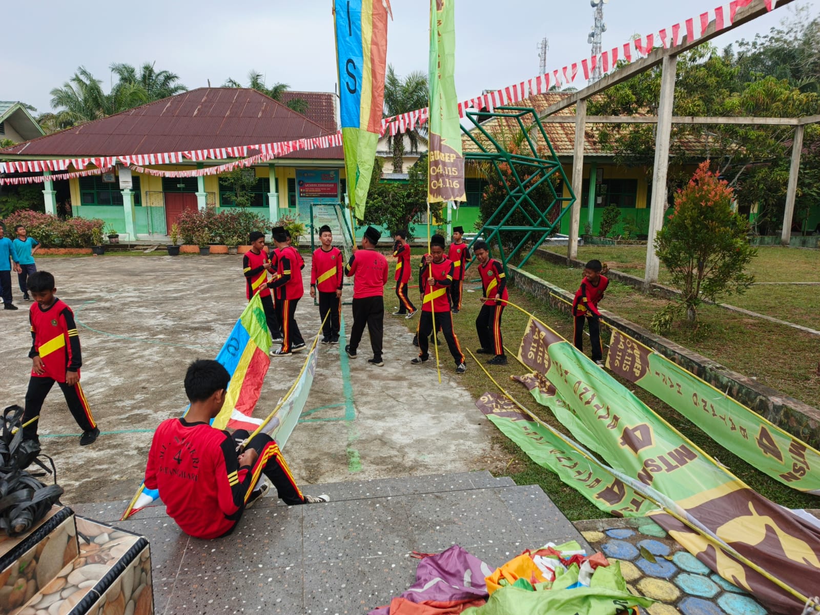 Kekompakan Warga Madrasah Dalam Pemasangan Umbul2 Memperingati HUT RI