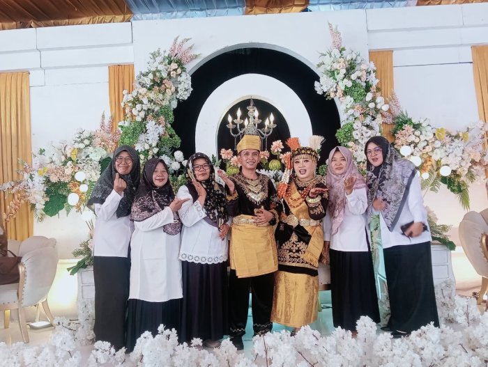 GTK MTsN 4 Batanghari Hadiri Resepsi Pernikahan Alumni, Pererat Silaturrahmi GTK MTsN 4 Batanghari Hadiri Resepsi Pernikahan Alumni, Pererat Silaturrahmi