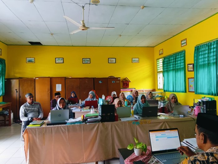 Kepala MTsN 4 Batanghari Berikan Bimbingan dan Arahan Pemanfaatan Website